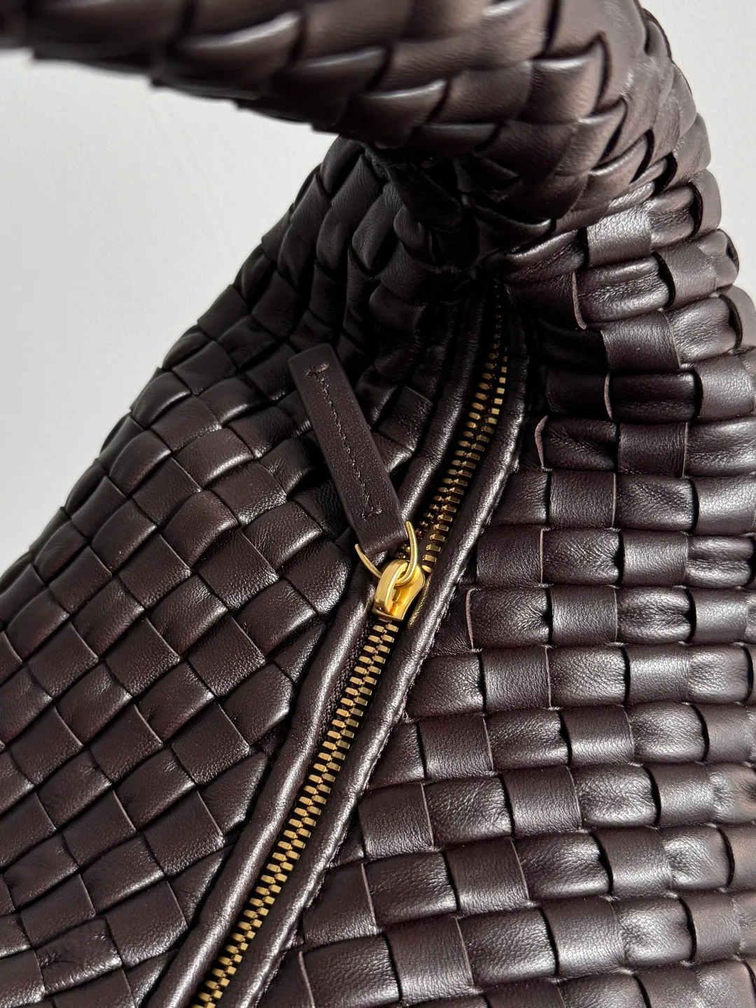 Batch 3260 Bottega Veneta Large Veneta Shoulder Bag Classic Reappearance The classic that has not been seen for many years has returned. Simple and round, soft and tough, it is reinterpreted from the perspective of modern aesthetics. The relaxed expression of the Hobo bag and the casual silhouette can be easily carried whether it is paired with commuting wear or casual style, and it shows an effortless sense of fashion~ Style number: 856739 Size: 59*39*6cm